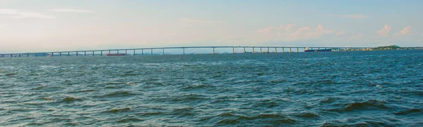 Мост Рио Нитерой в заливе Гуанабара, Рио-де-Жанейро, Бразилия — стоковое фото
