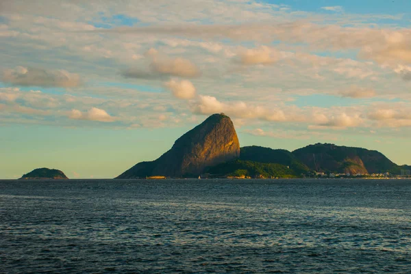 Clássica vista panorâmica diurna da Montanha do Pão de Açúcar, Pao de Acucar, em pé acima da Baía de Botafogo e do distrito de Urca. Rio de Janeiro, Brasil — Fotografia de Stock
