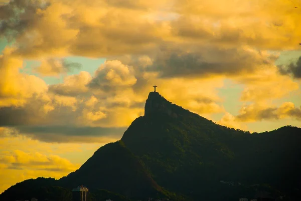 Rio De Janeiro, Brezilya: Ünlü Rio de Janeiro dönüm noktası - Corcovado dağda Kurtarıcı heykeli Mesih. Gün batımı manzaralı güzel manzara. — Stok fotoğraf