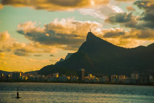 Rio de Janeiro, Brazília: a híres Rio de Janeiro mérföldkő-Krisztus a Megváltó szobor Corcovado hegyen. Gyönyörű táj naplementére néző kilátással. — Stock Fotó