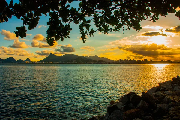 リオデジャネイロ、ブラジル:有名なリオデジャネイロのランドマーク - コルコバド山の救い主の像キリスト。夕日を望む美しい風景. — ストック写真