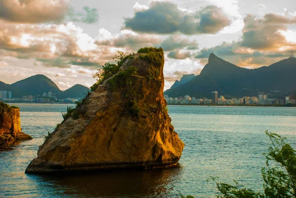 RIO DE JANEIRO, BRASIL: O famoso marco do Rio de Janeiro - a estátua de Cristo Redentor na montanha do Corcovado. Bela paisagem com vista para o pôr do sol . — Fotografia de Stock