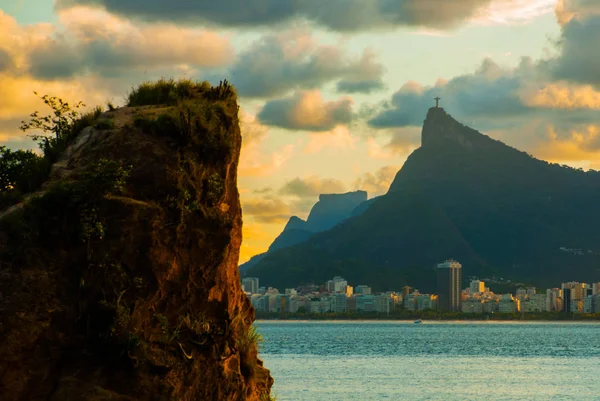 RIO DE JANEIRO, BRASIL: O famoso marco do Rio de Janeiro - a estátua de Cristo Redentor na montanha do Corcovado. Bela paisagem com vista para o pôr do sol . — Fotografia de Stock