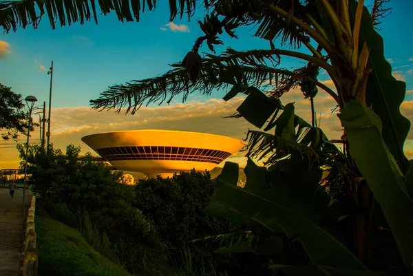 Niteroi city, Rio de Janeiro eyaleti, Brezilya: Mac Niteroi. Niteroi Çağdaş Sanat Müzesi. Mimar Oscar Niemeyer. — Stok fotoğraf