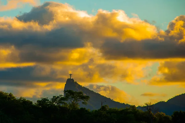 RIO DE JANEIRO, BRASIL: O famoso marco do Rio de Janeiro - a estátua de Cristo Redentor na montanha do Corcovado. Bela paisagem com vista para o pôr do sol . — Fotografia de Stock