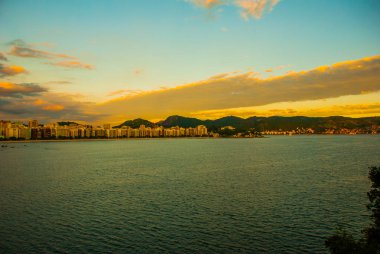 Niteroi, Brezilya: Gün batımında evler ve deniz ile şehir manzaralı manzara