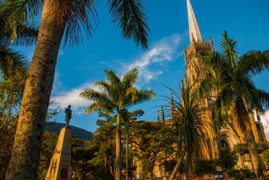 Petropolis, Rio De Janeiro, Brezilya: Petropolis Katedrali. Aziz Petrus Kilisesi. Neogotik. Katolik Katedrali ve mavi gökyüzü arka plan üzerinde palmiye ağaçları