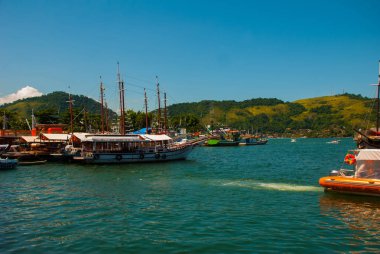 Angra dos Reis, Rio de Janeiro State, Brezilya: Santa Luzia İskelesi Angra dos Reis. Terminal yakınında turist ile Gemiler