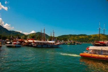 Angra dos Reis, Rio de Janeiro State, Brezilya: Santa Luzia İskelesi Angra dos Reis. Terminal yakınında turist ile Gemiler