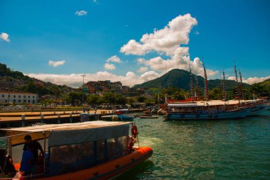 Angra dos Reis, Rio de Janeiro State, Brezilya: Santa Luzia İskelesi Angra dos Reis. Terminal yakınında turist ile Gemiler