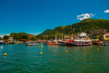 Angra dos Reis, Rio de Janeiro State, Brezilya: Santa Luzia İskelesi Angra dos Reis. Terminal yakınında turist ile Gemiler