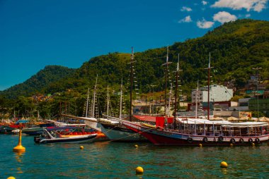 Angra dos Reis, Rio de Janeiro State, Brezilya: Santa Luzia İskelesi Angra dos Reis. Terminal yakınında turist ile Gemiler