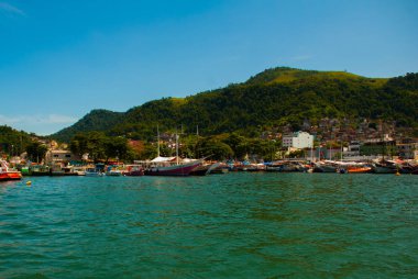 Angra dos Reis, Rio de Janeiro State, Brezilya: Santa Luzia İskelesi Angra dos Reis. Terminal yakınında turist ile Gemiler