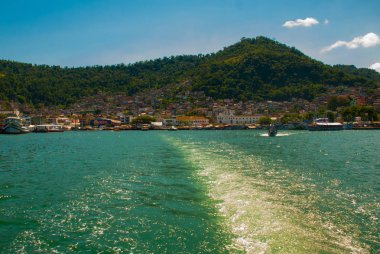 Angra dos Reis, Rio de Janeiro State, Brezilya: Santa Luzia İskelesi Angra dos Reis. Terminal yakınında turist ile Gemiler