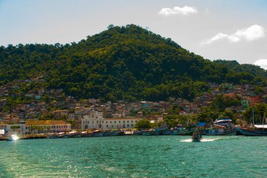 Angra dos Reis, Rio de Janeiro State, Brezilya: Santa Luzia İskelesi Angra dos Reis. Terminal yakınında turist ile Gemiler