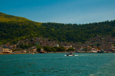 Angra dos Reis, Rio de Janeiro State, Brezilya: Santa Luzia İskelesi Angra dos Reis. Terminal yakınında turist ile Gemiler