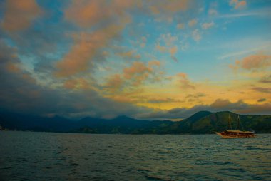 Angra dos Reis, Brezilya, Ilha Grande: Gün batımında denize ve dağlara bakan gemilerle güzel manzara