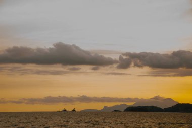Angra dos Reis, Brezilya, Ilha Grande: Gün batımında denize ve dağlara bakan gemilerle güzel manzara
