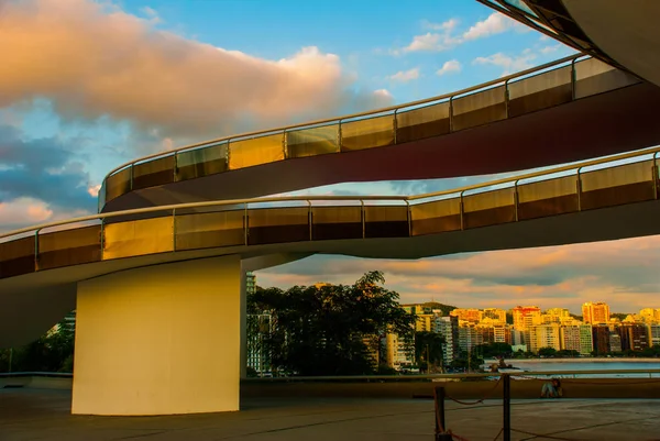 Niteroi, Rio de Janeiro, Brasil: MAC Niteroi. Museo de Arte Contemporáneo de Niteroi. Arquitecto Oscar Niemeyer . — Foto de Stock