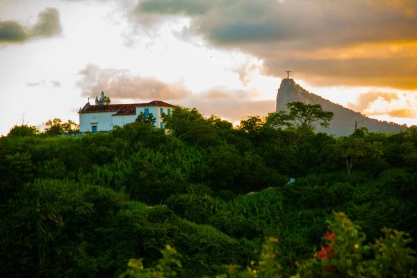 巴西里约热内卢：著名的里约热内卢地标 - 基督救世主雕像在科尔科瓦多山。美丽的风景与日落景色. — 图库照片
