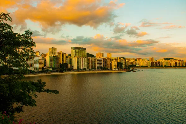 Niteroi, Brasil: Paisagem com vista para a cidade com casas e mar ao pôr do sol — Fotografia de Stock