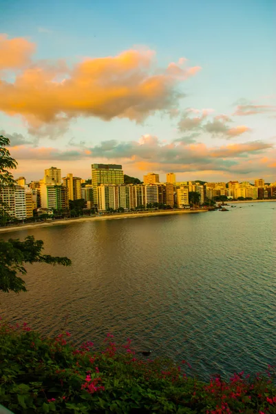 Niteroi, Brasil: Paisagem com vista para a cidade com casas e mar ao pôr do sol — Fotografia de Stock