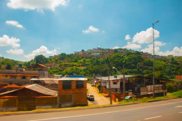 Pequenas aldeias na estrada para o Rio de Janeiro. Bela paisagem com vista para campos e colinas com nuvens brancas e céu azul. Brasil — Fotografia de Stock