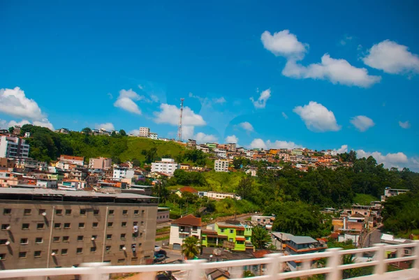 Kis falvak az úton Rio de Janeiro. Gyönyörű táj, kilátással a mezőkre és dombokra fehér Felhőkkel és kék égbolttal. Brazília — Stock Fotó