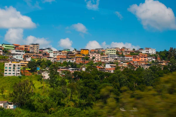 Pequeños pueblos en el camino a Río de Janeiro. Hermoso paisaje con vistas a campos y colinas con nubes blancas y cielo azul. Brasil — Foto de Stock