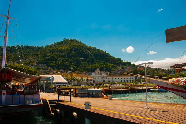 Angra dos Reis, delstaten Rio de Janeiro, Brasilien: Santa Luzia Pier i Angra dos Reis. Fartyg med turister nära terminalen — Stockfoto