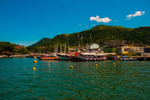 Angra dos Reis, Rio de Janeiro, Brasil: Muelle de Santa Luzia en Angra dos Reis. Naves con turistas cerca de la terminal — Foto de Stock
