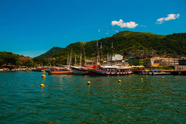 Angra dos Reis, delstaten Rio de Janeiro, Brasilien: Santa Luzia Pier i Angra dos Reis. Fartyg med turister nära terminalen — Stockfoto