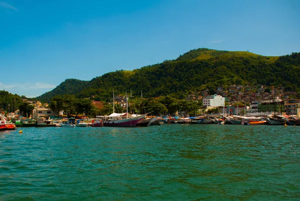 Angra dos Reis, staat Rio de Janeiro, Brazilië: Santa Luzia Pier in Angra dos Reis. Schepen met toeristen in de buurt van de Terminal — Stockfoto