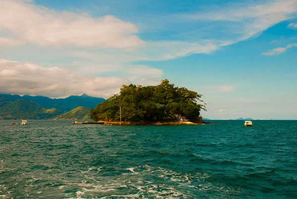 Angra dos Reis, Rio de Janeiro State, Brazílie: nádherné tropické ostrovy za slunečného počasí — Stock fotografie