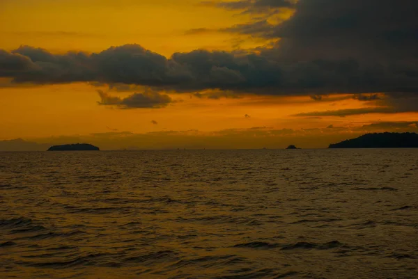 Angra dos Reis, Brésil, Ilha Grande : Beaux paysages avec des navires surplombant la mer et les montagnes au coucher du soleil — Photo