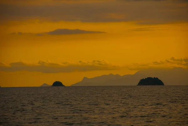 Αrri Ρέις, Βραζιλία, Ilha Grande: όμορφο τοπίο με πλοία με θέα τη θάλασσα και τα βουνά στο ηλιοβασίλεμα — Φωτογραφία Αρχείου