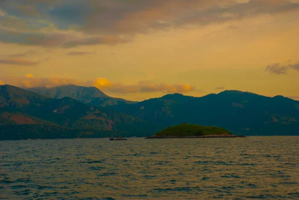 Angra dos Reis, Brasil, Ilha Grande: Bela paisagem com navios com vista para o mar e montanhas ao pôr do sol — Fotografia de Stock