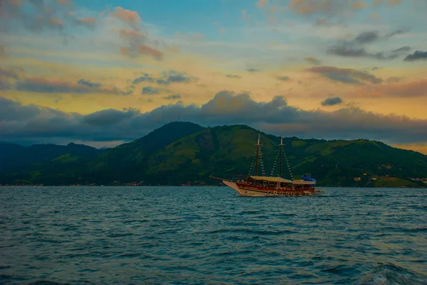 Angra dos Reis, Brasil, Ilha Grande: Bela paisagem com navios com vista para o mar e montanhas ao pôr do sol — Fotografia de Stock