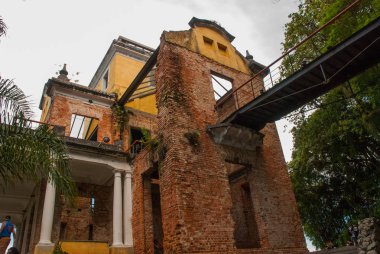 Rio de Janeiro, Brezilya: Santa Teresa Hill Parque das Ruinas, bir konak kalıntıları ile bir Kamu Parkı - Rio de Janeiro, Brezilya