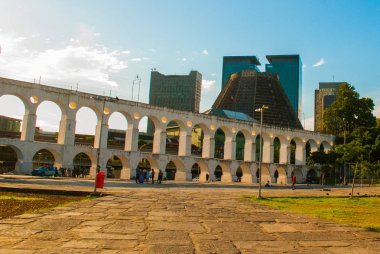 Rio de Janeiro: Carioca Su Kemeri ile Rio de Janeiro şehir manzarası. Saint Sebastian Metropolitan Katedrali, Brasil