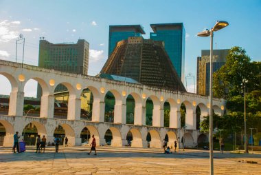 Rio de Janeiro: Carioca Su Kemeri ile Rio de Janeiro şehir manzarası. Saint Sebastian Metropolitan Katedrali, Brasil