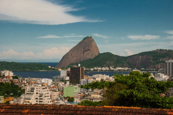 Brasil, Cidade do Rio de Janeiro, Bairro de Santa Teresa, Vista sobre Catete e Flamengo em direção à Montanha do Pão de Açúcar do Parque das Ruinas . — Fotografia de Stock