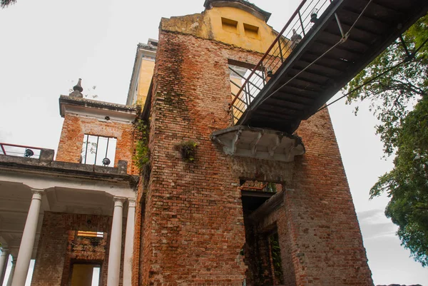 Rio de Janeiro, Brasile: Parque das Ruinas a Santa Teresa Hill, un parco pubblico con rovine di un palazzo Rio de Janeiro, Brasile — Foto Stock