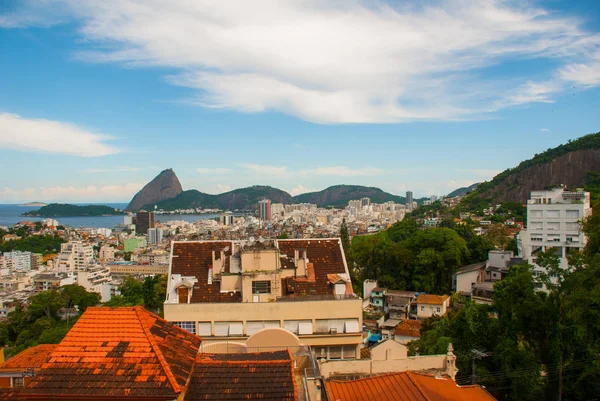 Bela paisagem com vista para o mar e para a Montanha do Pão de Açúcar. Pao de Acucar. Rio de Janeiro, Brasil . — Fotografia de Stock
