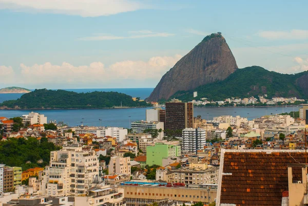 Brasil, Ciudad de Río de Janeiro, Barrio Santa Teresa, Vista sobre Catete y Flamengo hacia la Montaña Sugarloaf desde Parque das Ruinas . — Foto de Stock