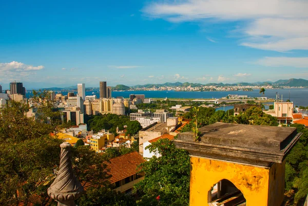 Brasil, Rio de Janeiro, Bairro de Santa Teresa. Vista superior da cidade das Ruínas da casa Laurinda — Fotografia de Stock