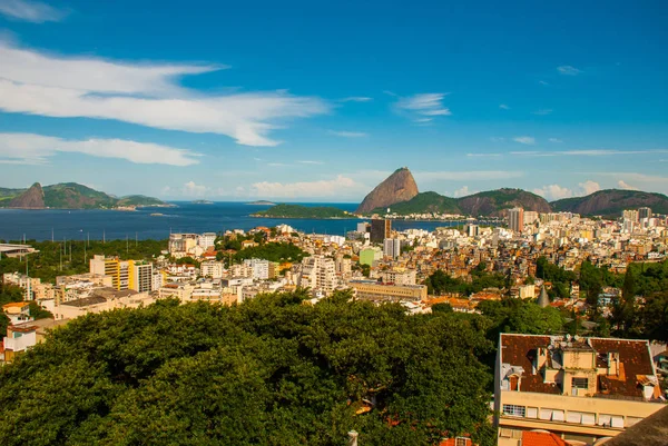 Hermoso paisaje con vistas al mar y a la montaña Sugarloaf. Pao de Acucar. Río de Janeiro, Brasil . —  Fotos de Stock