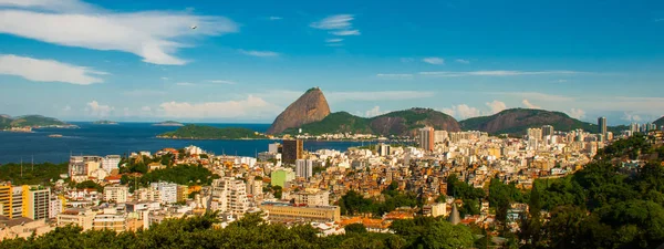 Gyönyörű táj, kilátással a tengerre és a Sugarloaf Mountain. Pao de Acucar szálláshelyén. Rio de Janeiro, Brazília. — Stock Fotó