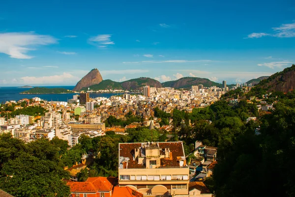 Hermoso paisaje con vistas al mar y a la montaña Sugarloaf. Pao de Acucar. Río de Janeiro, Brasil . — Foto de Stock