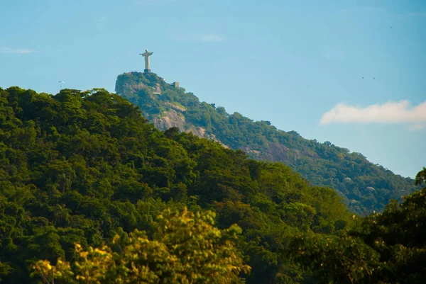 Cristo Redentor estátua no topo de uma montanha, Rio De Janeiro, Brasil — Fotografia de Stock